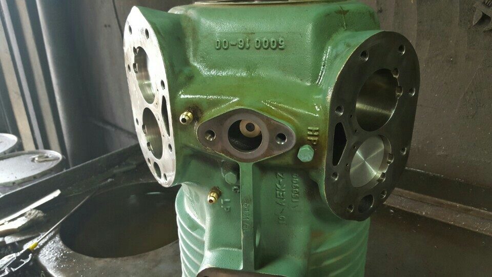 This is where the oil lives — the compressor crankcase. The crankshaft