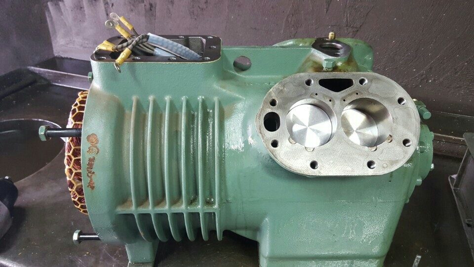 Dentro de un compresor semihermético — motor y bomba en una sola carcasa